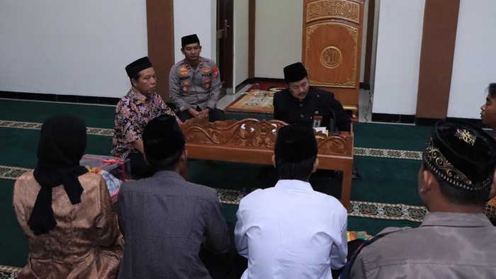 Tahanan kasus Pencabulan di Ngawi menikah dengan pujaan hati. Pernikahan tersebut berlangsung di Masjid Miftahul Huda Polres Ngawi.