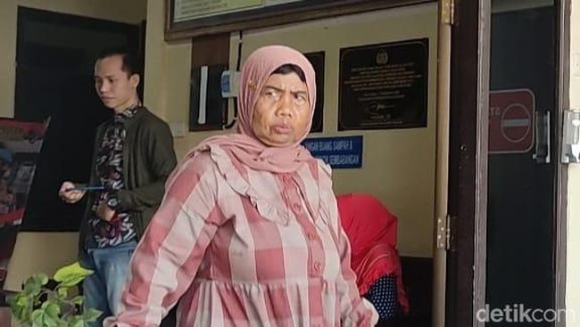 Tampang Masriah, emak-emak di Sidoarjo yang siram air kencing hingga tinja ke rumah tetangga