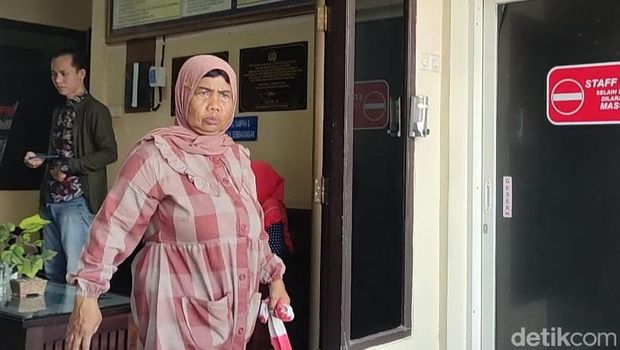 Tampang Masriah, emak-emak di Sidoarjo yang siram air kencing hingga tinja ke rumah tetangga