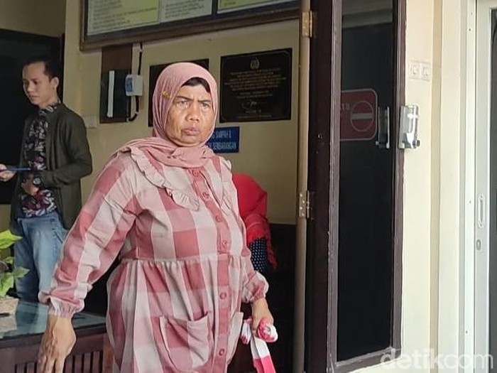Tampang Masriah, emak-emak di Sidoarjo yang siram air kencing hingga tinja ke rumah tetangga