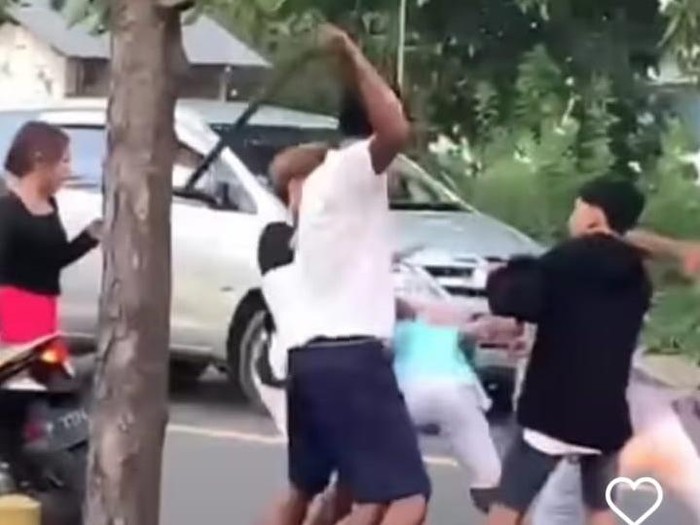 Tangkapan layar video viral perkelahian membawa sajam di Kalipuro, Banyuwangi