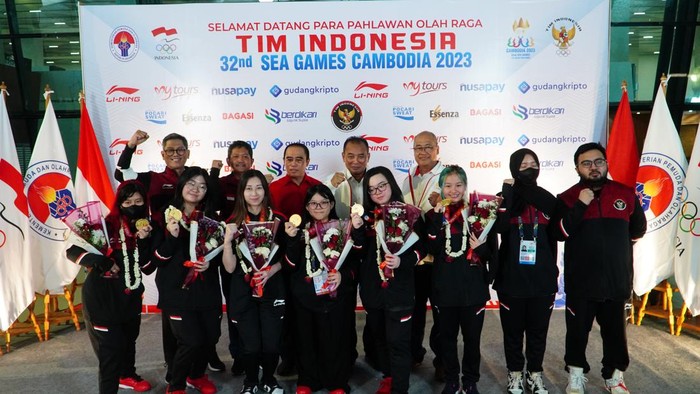 Timnas Valorant dan Mobile Legends putri, sukses menyumbang emas untuk Indonesia di SEA Games 2023 Kamboja. Kepulangan mereka ke Tanah Air pun disambut bak pahlawan.