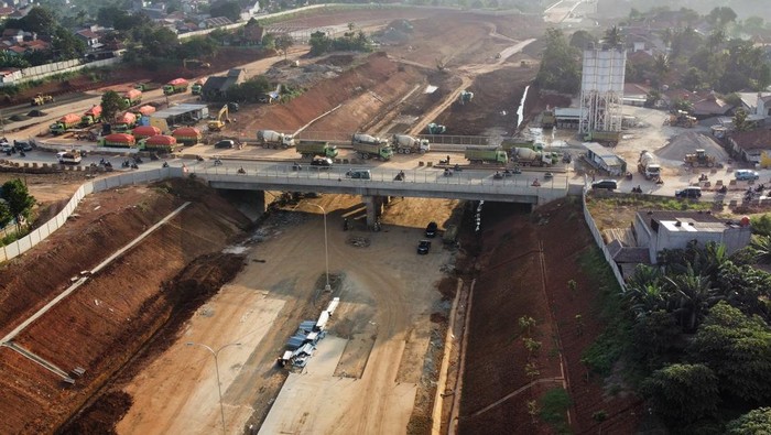 Foto udara suasana pengerjaan proyek pembangunan Tol Serpong - Cinere di ruas Pamulang - Cinere di Limo, Depok, Jawa Barat, Jumat (12/5/2023).  PT Jasa Marga (Persero) Tbk akan mengoperasikan Tol Serpong-Cinere Seksi 2 ruas Cinere-Pamulang pada tahun ini.  ANTARA FOTO/Muhammad Iqbal/nym.