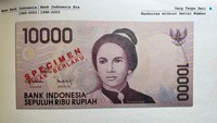 Uang pecahan Rp 10.000 ini bergambar pahlawan nasional Tjut Njak Dhien. Uang ini diterbitkan pada tahun emisi 1998 hingga 2003. Ditandatangani oleh J Soedradjad Djiwandono & Mukhlis Rasyid. Uang ini sudah dicabut Bank Indonesia (BI) dan ditarik dari peredaran alias tidak berlaku lagi. Selain itu uang tersebut tidak bisa ditukar karena tenggat waktu penukaran berakhir pada 2018.Foto: Dok. Numismatika Nusantara-Koleksi Museum BI