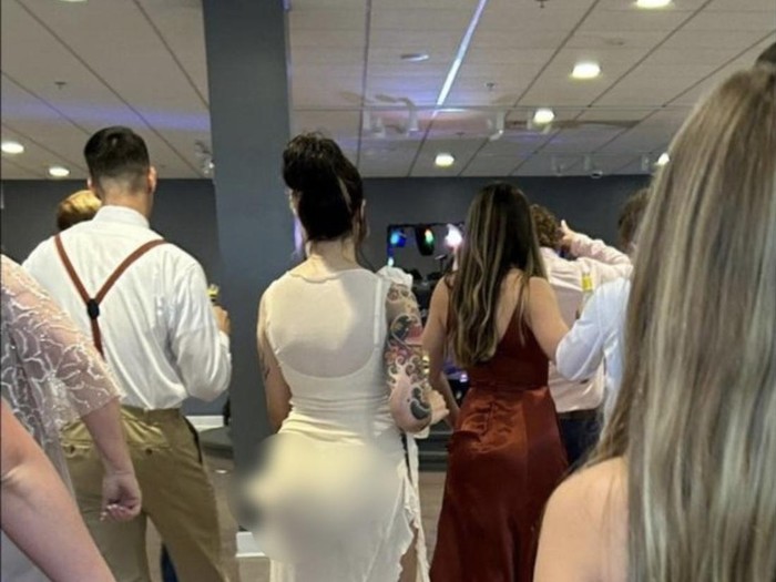 Unggahan viral di media sosial, seorang wanita yang memakai busana transparan tuai kritik dari warganet.