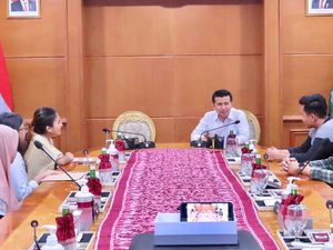 Emil Dardak Bahas Drakor Hingga Demokrasi Saat Diskusi Bersama Aktivis dan Gen Z