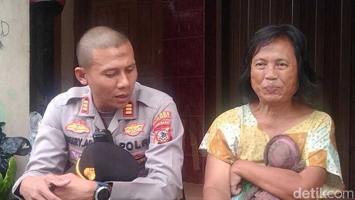 Wanita Majalengka gendong boneka