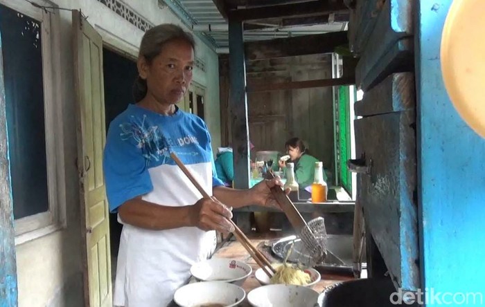 Warung mi ayam Bu Parti di Desa Rejoso, Kecamatan Jogonalan, Klaten, yang legendaris. Foto diambil Kamis (11/5/2023).