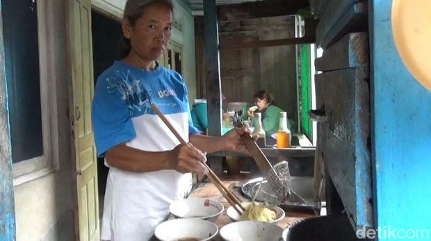 Warung mi ayam Bu Parti di Desa Rejoso, Kecamatan Jogonalan, Klaten, yang legendaris. Foto diambil Kamis (11/5/2023).