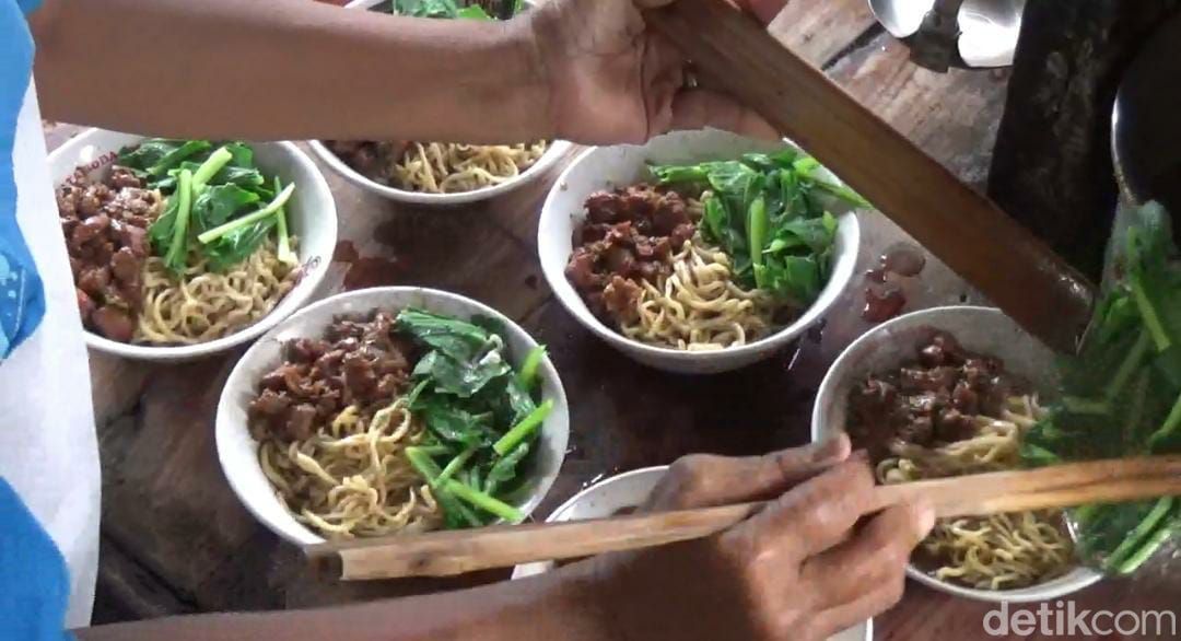 Warung mi ayam Bu Parti di Desa Rejoso, Kecamatan Jogonalan, Klaten, yang legendaris. Foto diambil Kamis (11/5/2023).