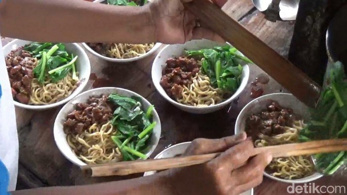 Warung mi ayam Bu Parti di Desa Rejoso, Kecamatan Jogonalan, Klaten, yang legendaris. Foto diambil Kamis (11/5/2023).