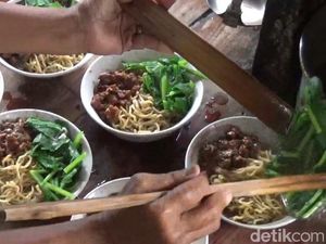 Traveling ke Klaten, Sempatkan Singgah di Warung Mi Ayam Tertua di Sana