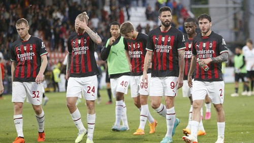 LA SPEZIA, ITALY - MAY 13: AC Milan players show their dejection during the Serie A match between Spezia Calcio and AC MIlan at Stadio Alberto Picco on May 13, 2023 in La Spezia, Italy. (Photo by Gabriele Maltinti/Getty Images)