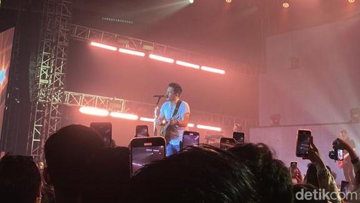 Aksi Ariel memukau penggemar saat konser The Great Journey of Noah di Surabaya
