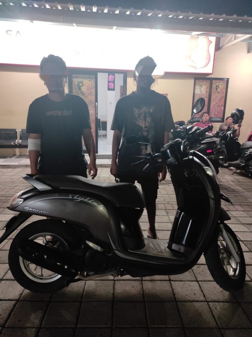 Dua begal ditangkap di Mataram pada Minggu (14/5/2023) setelah bawa kabur motor. Foto: Istimewa