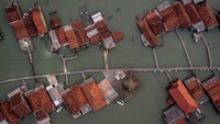 Foto udara kondisi permukiman warga yang terisolir rob (limpasan kenaikan air laut ke daratan) permanen di Dusun Timbulsloko, Desa Timbulsloko, Kecamatan Sayung, Kabupaten Demak, Jawa Tengah. 