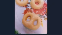 Membuat donat bersama adiknya, netizen ini terkejut saat akan menggoreng adonannya. Bukan bulat berlubang, donatnya lebih mirip hidung babi. Foto: Twitter/koppisyusu