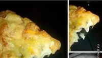 Seolah menyimpan rahasia besar, seorang pedagang gorengan memasukkan memory card ke dalam tempe gorengnya. Hampir saja benda itu tertelan oleh pelanggannya. Foto: Twitter/koppisyusu
