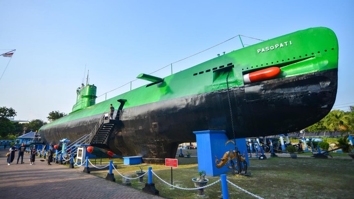 Pengunjung mengunjungi Monumen Kapal Selam KRI Pasopati 410 di Surabaya, Jawa Timur, Sabtu (13/5/2023). Monumen yang terbuat dari kapal selam buatan Rusia tahun 1952 dengan panjang 76 meter itu merupakan destinasi wisata edukatif di kota pahlawan tersebut yang sering dikunjungi wisatawan terutama saat akhir pekan. ANTARA FOTO/Iggoy el Fitra/aww.