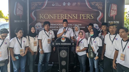 Ketua DPD Perindo Kota Mataram Zammatur Rahili bersama Bacaleg daftar di KPU Kota, Mataram, Minggu (14/5/2023).