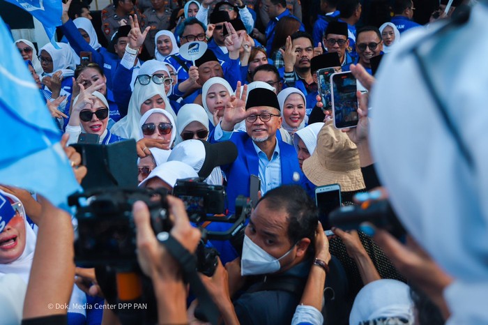 Ketua Umum Partai Amanat Nasional (PAN) Zulkifli Hasan (Zulhas) memimpin pendaftaran bakal calon anggota legislatif (bacaleg) dari PAN ke kantor Komisi Pemilihan Umum (KPU), Jakarta Pusat (Jakpus).
