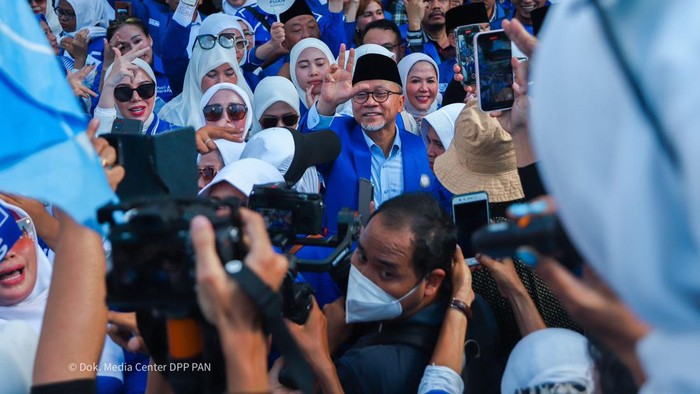 Ketua Umum Partai Amanat Nasional (PAN) Zulkifli Hasan (Zulhas) memimpin pendaftaran bakal calon anggota legislatif (bacaleg) dari PAN ke kantor Komisi Pemilihan Umum (KPU), Jakarta Pusat (Jakpus).