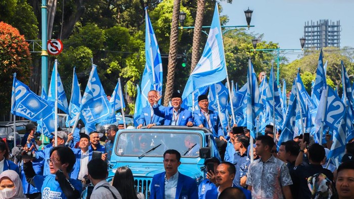 Ketua Umum Partai Amanat Nasional (PAN) Zulkifli Hasan (Zulhas) memimpin pendaftaran bakal calon anggota legislatif (bacaleg) dari PAN ke kantor Komisi Pemilihan Umum (KPU), Jakarta Pusat (Jakpus).