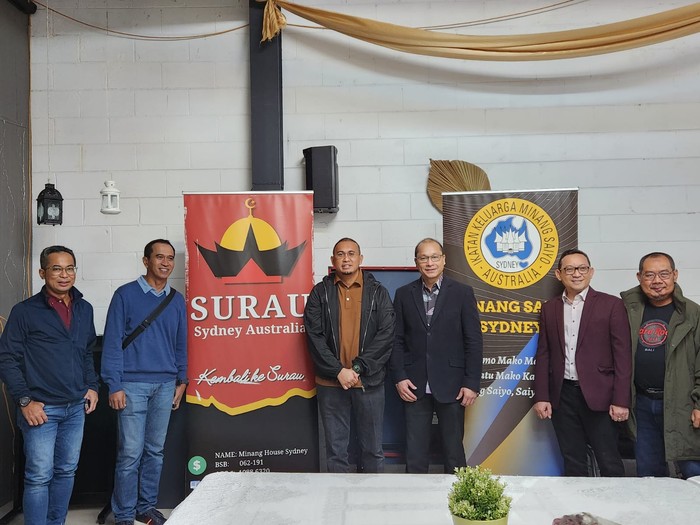 Dalam Kunjungan Kerja Komisi VI DPR RI, Anggota DPR RI asal Daerah Pemilihan Sumatera Barat I, Andre Rosiade, menyempatkan silahturahmi dengan masyarakat Indonesia keturunan Minang di Surau Sydney Australia.