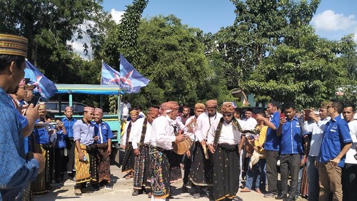Bacaleg Partai Demokrat diantar secara adat Manggarai saat pendaftaran di Kantor KPUD Manggarai Barat di Labuan Bajo, Minggu (14/5/2023).
