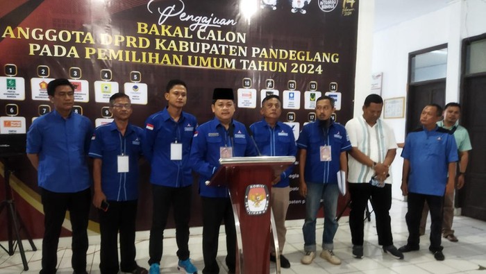 DPC Partai Demokrat Pandeglang menargetkan 10 kursi DPRD pada Pileg 2024 nanti. Target tersebut, nantinya akan menentukan Demokrat untuk mengusung bupati atau wakil bupati Pandeglang.