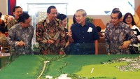Founder Agung Podomoro Trihatma Kusuma Haliman, didampingi Vice President Director Agung Podomoro Noer Indradjaja,  Marketing Director Agung Podomoro Agung Wirajaya, Chief Marketing Officer Kota Podomoro Tenjo Zaldy Wihardja, dan Kepala Proyek Kota Podomoro Tenjo Mansyur Wahab , mengunjungi Festival Investasi Properti Agung Podomoro 2023 yang berlangsung di Central Park Mall, Jakarta. 