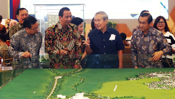 Festival Investasi Properti Dukung Pertumbuhan Ekonomi Nasional Festival Investasi Properti Dukung Pertumbuhan Ekonomi Nasional
Founder Agung Podomoro Trihatma Kusuma Haliman (kedua kanan), didampingi Vice President Director Agung Podomoro Noer Indradjaja (kiri), Marketing Director Agung Podomoro Agung Wirajaya (tengah), Chief Marketing Officer Kota Podomoro Tenjo Zaldy Wihardja (kedua kiri), dan Kepala Proyek Kota Podomoro Tenjo Mansyur Wahab (kanan), mengunjungi Festival Investasi Properti Agung Podomoro 2023 yang berlangsung di Central Park Mall, Jakarta, Sabtu (13/5).
Trihatma Kusuma mendukung kolaborasi strategis Agung Podomoro bersama Bank Mandiri dalam menyukseskan festival properti guna mendukung pertumbuhan ekonomi nasional.