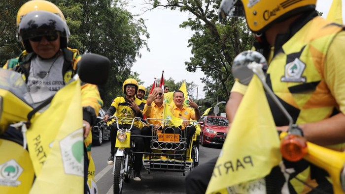 Foto: Ketua DPD Golkar Sumut Musa Rajekshah menaiki becak bermotor saat hendak mendaftar ke KPU (Istimewa)