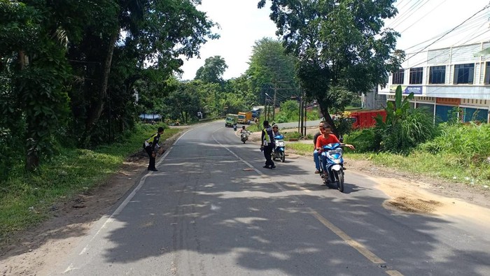 Foto; Polisi melakukan olah TKP kecelakaan pelajar di Jambi yang tewas ditabrak truk (Istimewa).