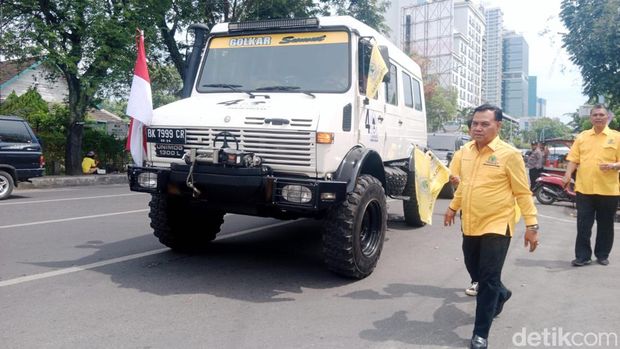 Foto: Rombongan Partai Golkar Sumut membawa mobil Unimog saat mendaftar ke KPU Sumut (Farid Siregar/detikSumut)