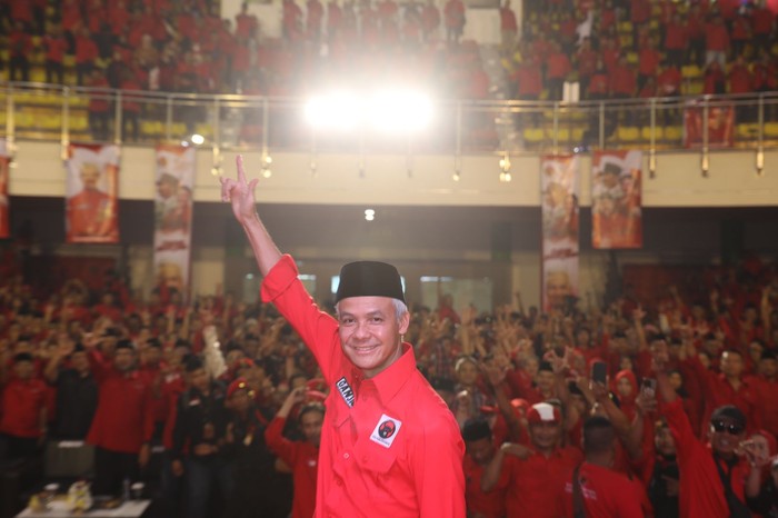 Bakal calon presiden (bacapres) 2024 PDIP Ganjar Pranowo melanjutkan konsolidasi kader di tingkat daerah. Kali ini, Ganjar menguatkan dukungan di Jawa Barat bersama DPD PDIP Jawa Barat di Youth Center Sport, Kecamatan Arcamanik, Kota Bandung.