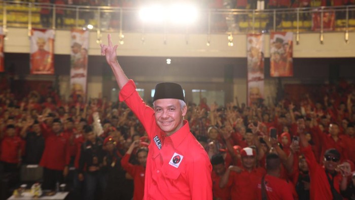 Bakal calon presiden (bacapres) 2024 PDIP Ganjar Pranowo melanjutkan konsolidasi kader di tingkat daerah. Kali ini, Ganjar menguatkan dukungan di Jawa Barat bersama DPD PDIP Jawa Barat di Youth Center Sport, Kecamatan Arcamanik, Kota Bandung.