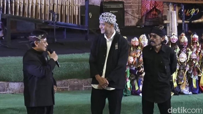 Ganjar Pranowo di Saung Angklung Udjo, Kota Bandun, Minggu (14/5/2023).