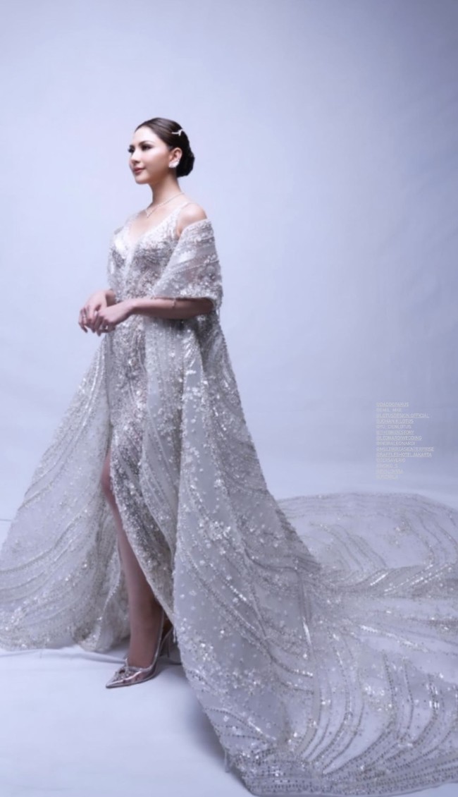 Gaun putih yang dipenuhi dengan beads berwarna silver itu semakin mewah saat dipadukan dengan koleksi perhiasan dari Mondial. Foto: Instagram