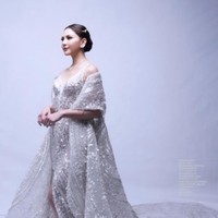 Gaun putih yang dipenuhi dengan beads berwarna silver itu semakin mewah saat dipadukan dengan koleksi perhiasan dari Mondial. Foto: Instagram
