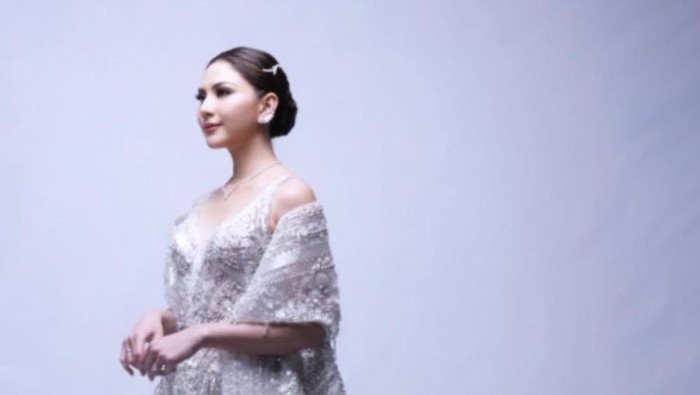 Gaya Jessica Mila Resepsi Pakai Gaun Tex Savario, Tampil Anggun Menawan