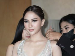 7 Gaya Jessica Mila Resepsi Pakai Gaun Tex Savario, Tampil Anggun Menawan