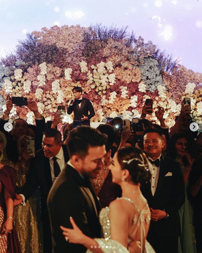 Acara resepsi yang digelar malam hari itu diramaikan oleh penampilan Vidi Aldiano dan Sheila On 7. Foto: Instagram