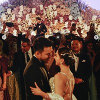 Acara resepsi yang digelar malam hari itu diramaikan oleh penampilan Vidi Aldiano dan Sheila On 7. Foto: Instagram