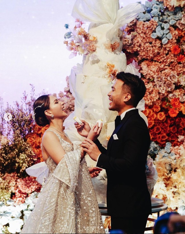 Di hari bahagianya, Jessica Mila tampil anggun dan menawan dalam balutan gaun rancangan Tex Saverio. Sedangkan Yakup Hasibuan memakai setelan jas hitam dengan dasi kupu-kupu. Foto: Instagram