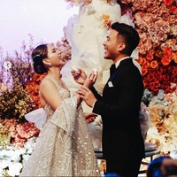 Di hari bahagianya, Jessica Mila tampil anggun dan menawan dalam balutan gaun rancangan Tex Saverio. Sedangkan Yakup Hasibuan memakai setelan jas hitam dengan dasi kupu-kupu. Foto: Instagram