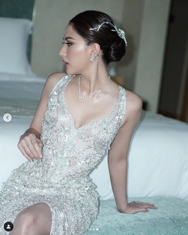 Sementara tatanan sanggulnya dikerjakan Woko S. Lengkap dengan headpiece dari Rinaldy Yunardi yang menyerupai bentuk bunga dan ranting. Foto: Instagram