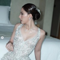 Sementara tatanan sanggulnya dikerjakan Woko S. Lengkap dengan headpiece dari Rinaldy Yunardi yang menyerupai bentuk bunga dan ranting. Foto: Instagram