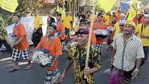 Rombongan kader Partai Golkar Tabanan dengan iringan baleaganjur dan okokan saat mendaftarkan bacaleg tingkat kabupaten di KPU setempat, Minggu (14/5/2023). (Istimewa)