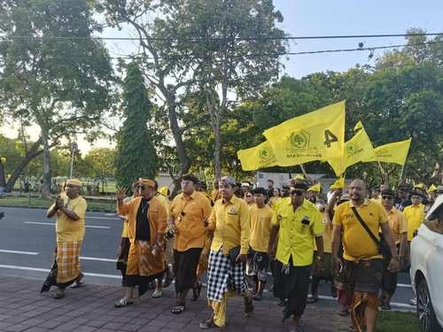Ketua DPD Golkar Kota Denpasar I Wayan Mariyana Wandhira bersama dengan para kader-simpatisan di Kantor KPU Kota Denpasar, Minggu (14/5/2023) (Ni Made Lastri Karsiani Putri/detikBali)